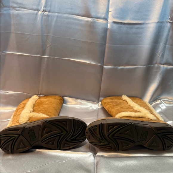 UGG Brown Winter Boots with Cream Fur - Picture 3 of 4